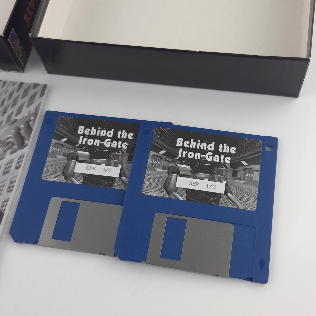 Amiga Spiel Behind the Iron Gate Big Box OVP PAL Diskette