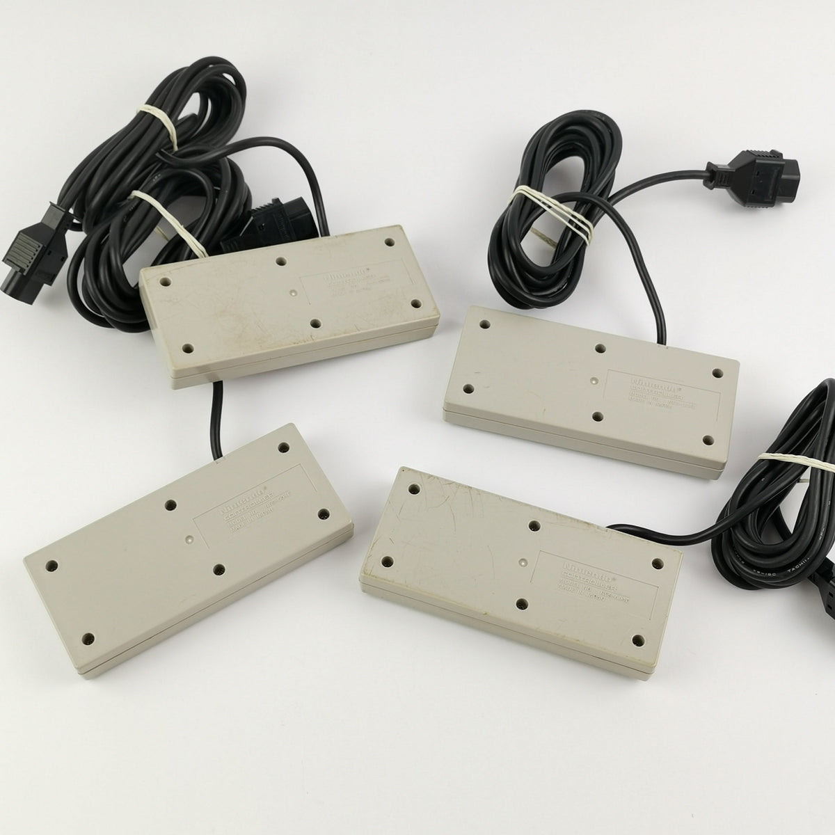 Nintendo NES Konsole mit Four Score Adapter und 4 Controller