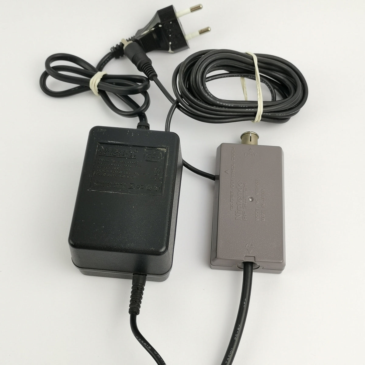 Nintendo NES Konsole mit Four Score Adapter und 4 Controller
