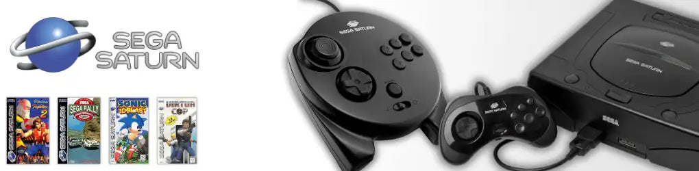 Schwarze Sega Saturn Konsole mit passendem Controller und Spielepatronen, dargestellt neben dem offiziellen Logo